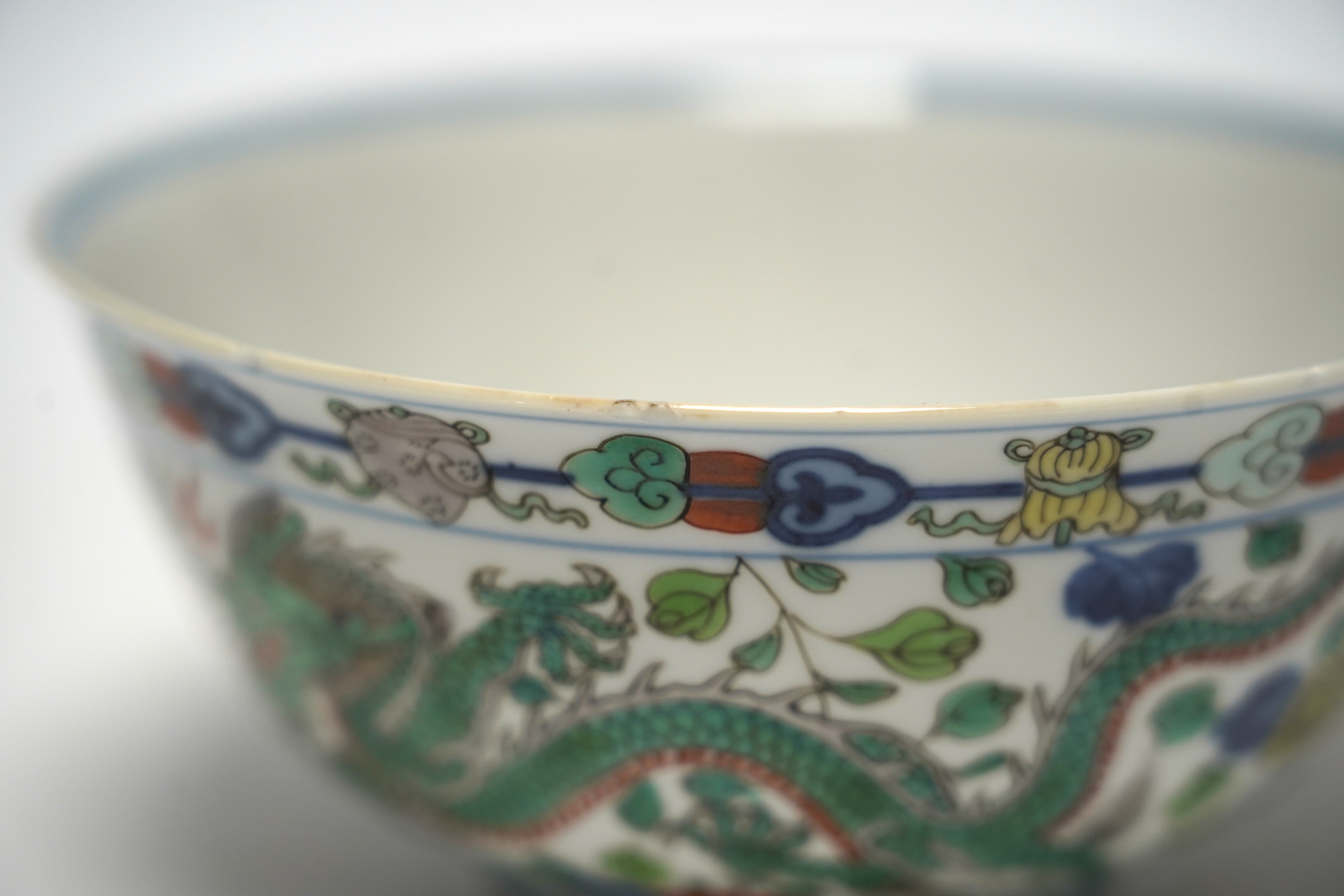 A Chinese wucai ‘dragon and phoenix’ bowl, early 20th century, diameter 15cm